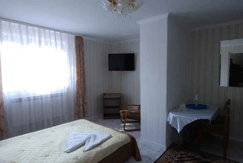 Valoisa hotellihuone