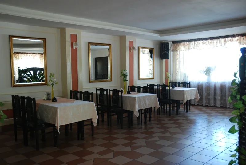 Valoisa ruokasali Hotel La-Musicassa
